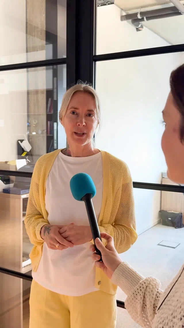 Würdet ihr einer KI bei eurer Gesundheit vertrauen?
📱🩺 Doctor Smartphone übernimmt – KI im Praxisalltag
Wie verändert Künstliche Intelligenz den Alltag in Arztpraxen? Welche Chancen entstehen für Mediziner:innen und wo liegen die Herausforderungen?
🗓️ 26.06.2026
⏰ 15:30 – 16:30 Uhr
Seid dabei und diskutiert mit uns über die Zukunft der Medizin
