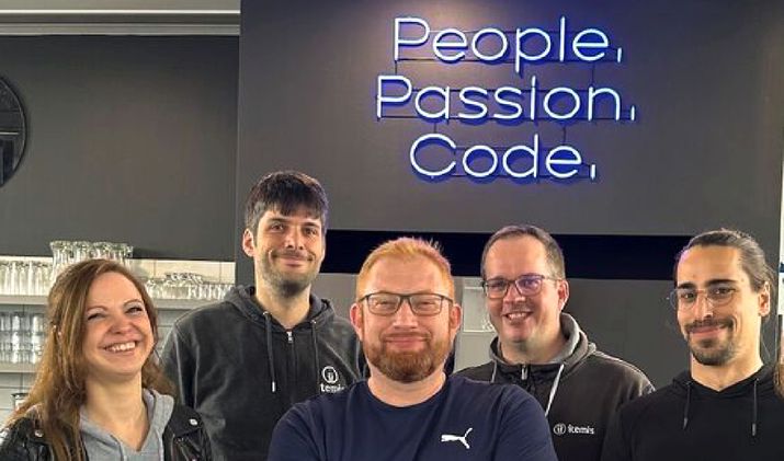 Fünf glückliche Itemiker gucken freundlich in die Kamera.