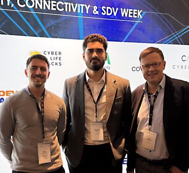 Drei Itemiker besuchen eine Fachmesse.